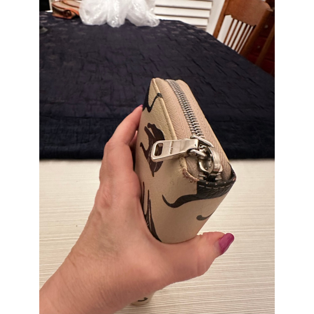 Miu Miu Rare Beige Leather Zip Wallet with Black Cat Design - Picture 7 of 13